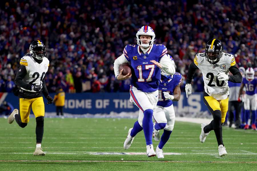 Josh Allen de los Buffalo Bills anota un touchdown de 52 yardas contra los Pittsburgh Steelers