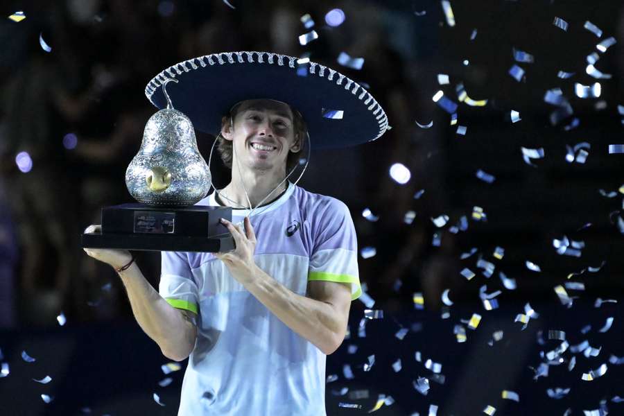 Alex de Minaur med trofæet efter sin triumf ved Mexican Open Alex de Minaur med trofæet efter sin triumf ved Mexican Open