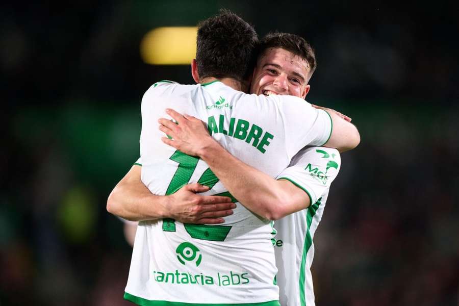 Peio Canales se abraza con Asier Villalibre tras un gol del Racing