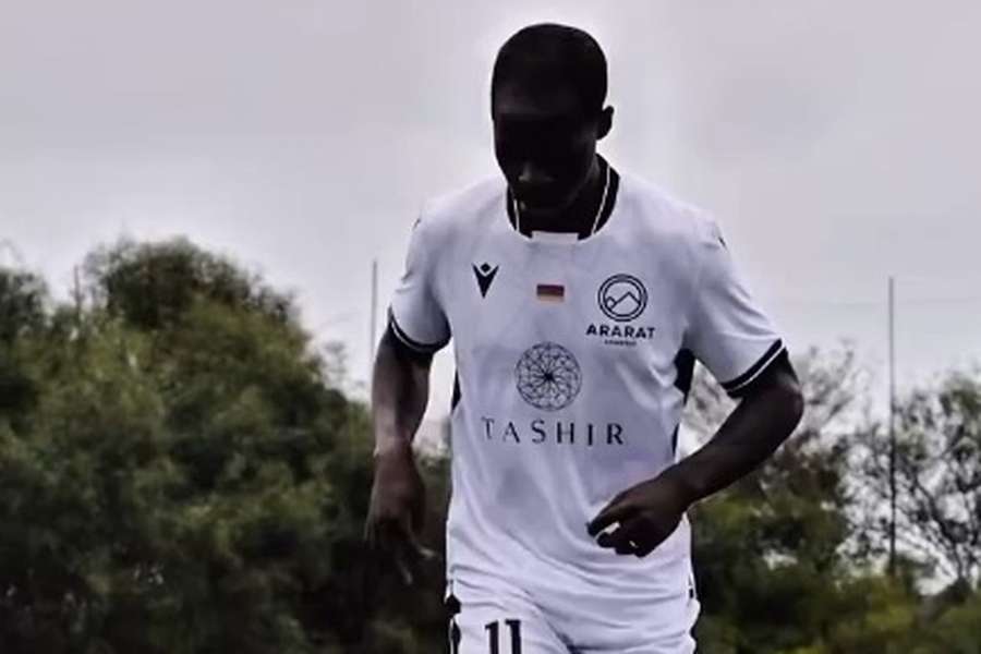 Zidane Banjaqui apresentado no novo clube