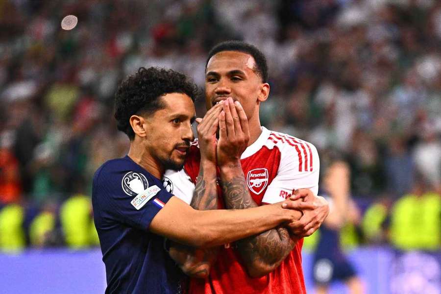 Kapitán PSG Marquinhos po neproměněné penaltě utěšoval krajana Gabriela z Arsenalu.