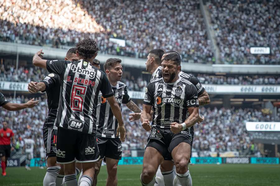 Hulk fez os dois gols da vitória do Galo