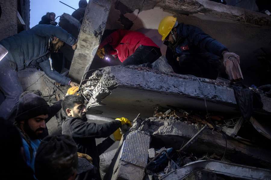 Turkije en Syrië werden in de nacht van zondag op maandag getroffen door een aardbeving