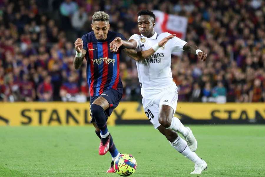 Raphinha y Vinícius, las nuevas estrellas de Barcelona y Real.