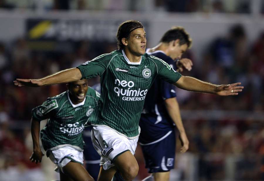 Atacante Rafael Moura pelo Goiás em partida contra o Independiente. Atacante Rafael Moura pelo Goiás em partida contra o Independiente.
