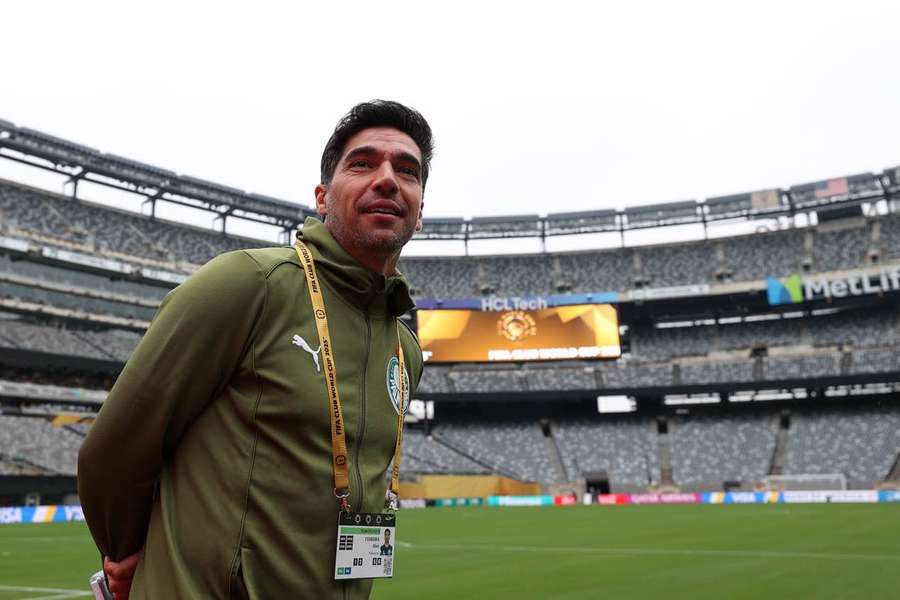 Abel Ferreira durante reconhecimento do gramado do MetLife Stadium
