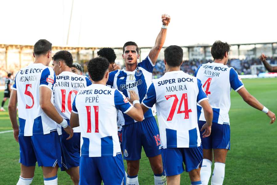 André Silva leva três golos na Liga