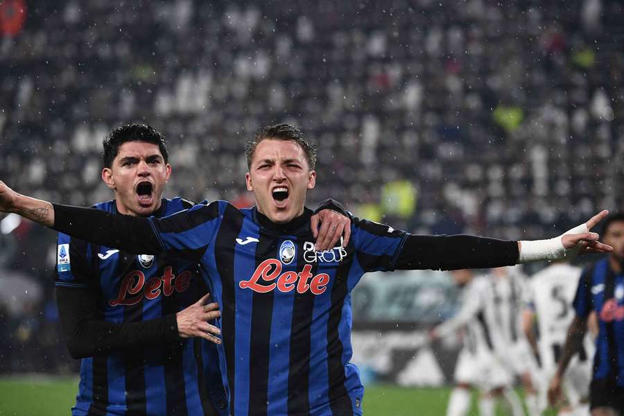Mateo Retegui esulta per il gol segnato alla Juventus
