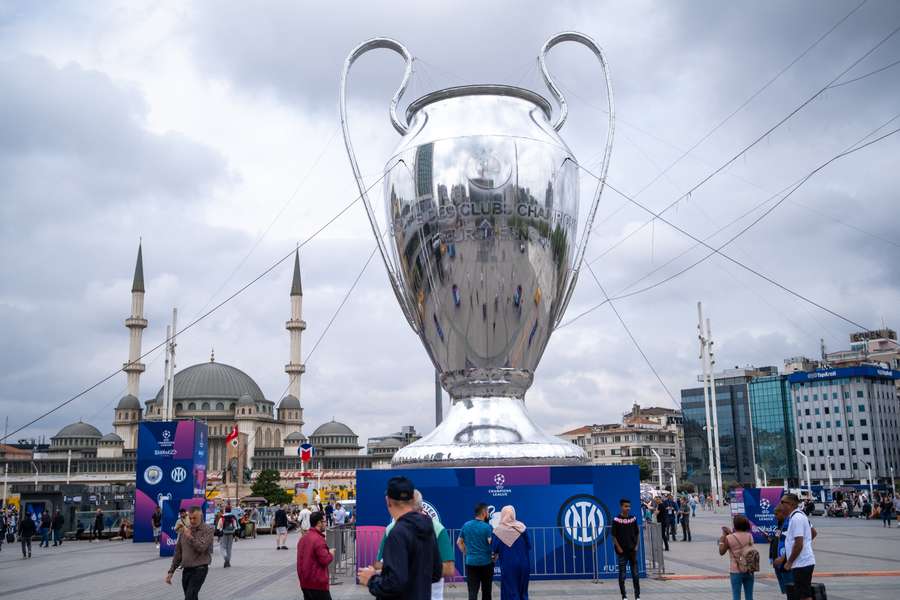 O troféu gigante da Liga dos Campeões será uma das principais atracções.