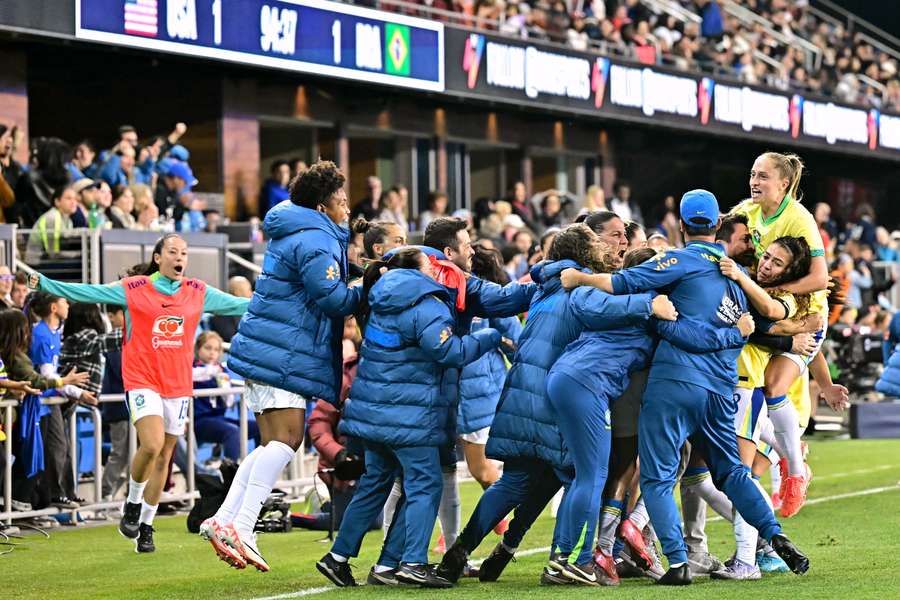 Les Brésiliennes célébrant leur but. Les Brésiliennes célébrant leur but.
