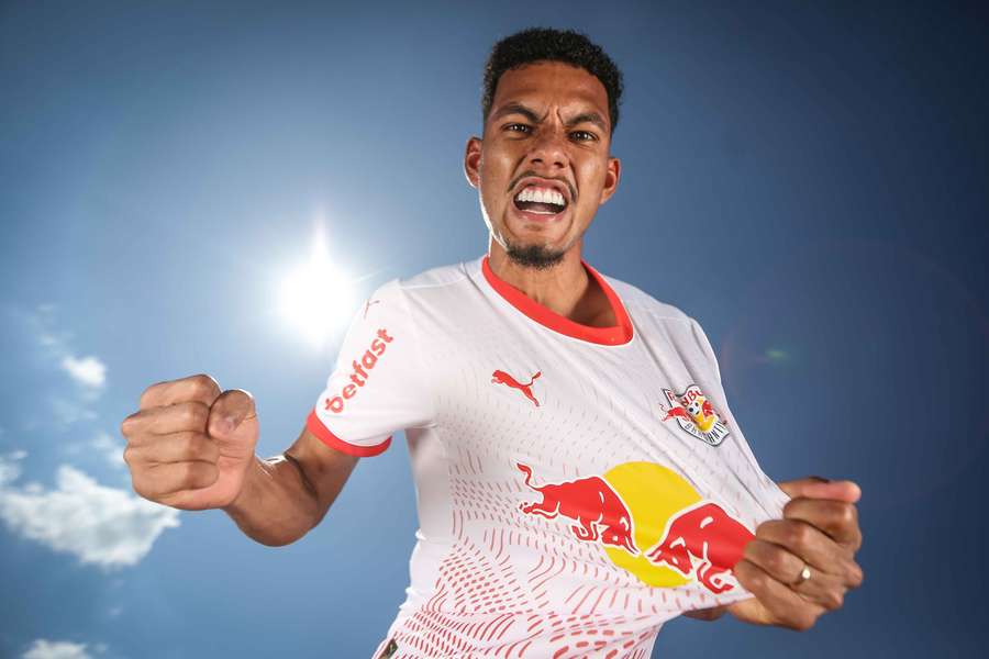 Alix Vinícius com a nova camisola