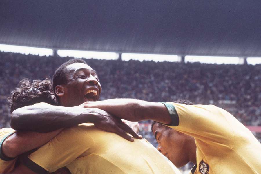 Jugadores de la selección brasileña celebran a Pelé tras su gol en la final del Mundial en el estadio Azteca