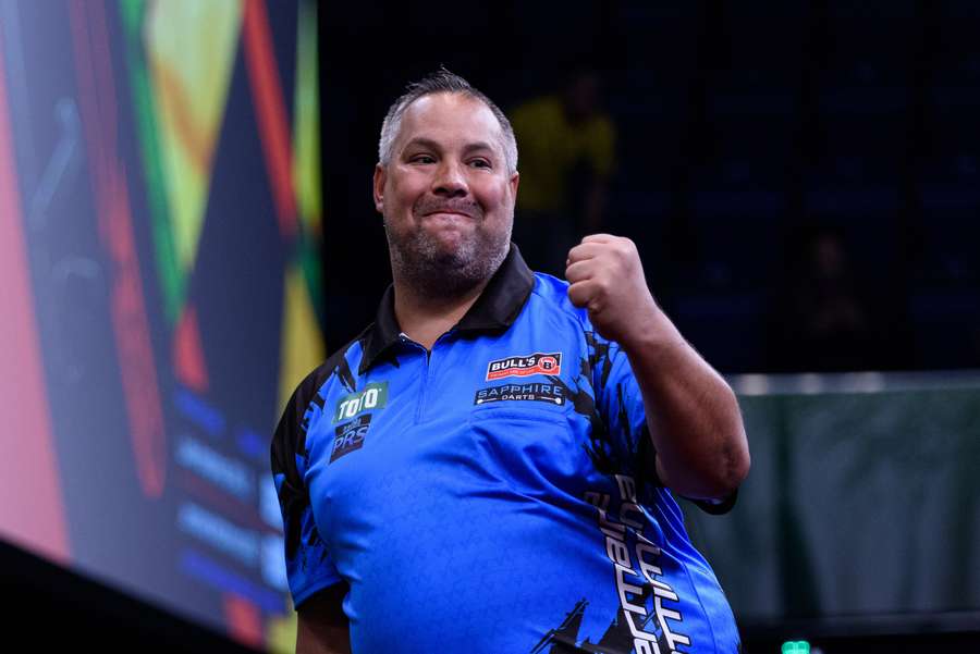 Jermaine Wattimena celebrates winning a leg during his match against Luke Humphries