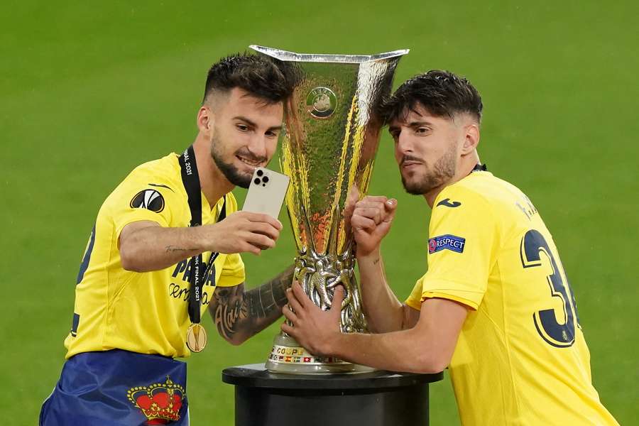 Alex Baena, with Fernando Nino after winning the 2020-2021 Europa League