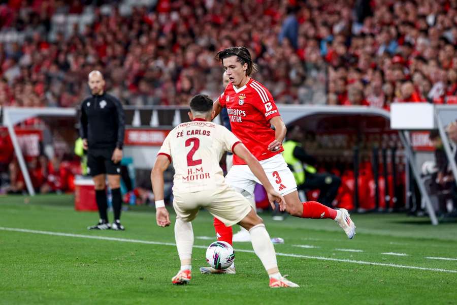 Zé Carlos perante Carreras no Benfica-Gil Vicente