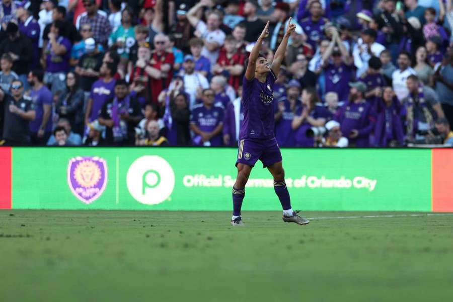 Ramiro Enrique celebra el gol anotado.