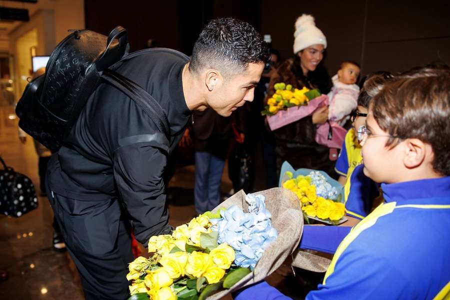 Cristiano Ronaldo e Georgina Rodríguez recebidos com flores em Riade