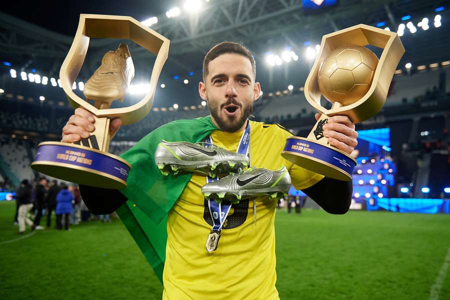 Kelvin Oliveira com os troféus de MVP e de melhor marcador da Kings World Cup Nations.