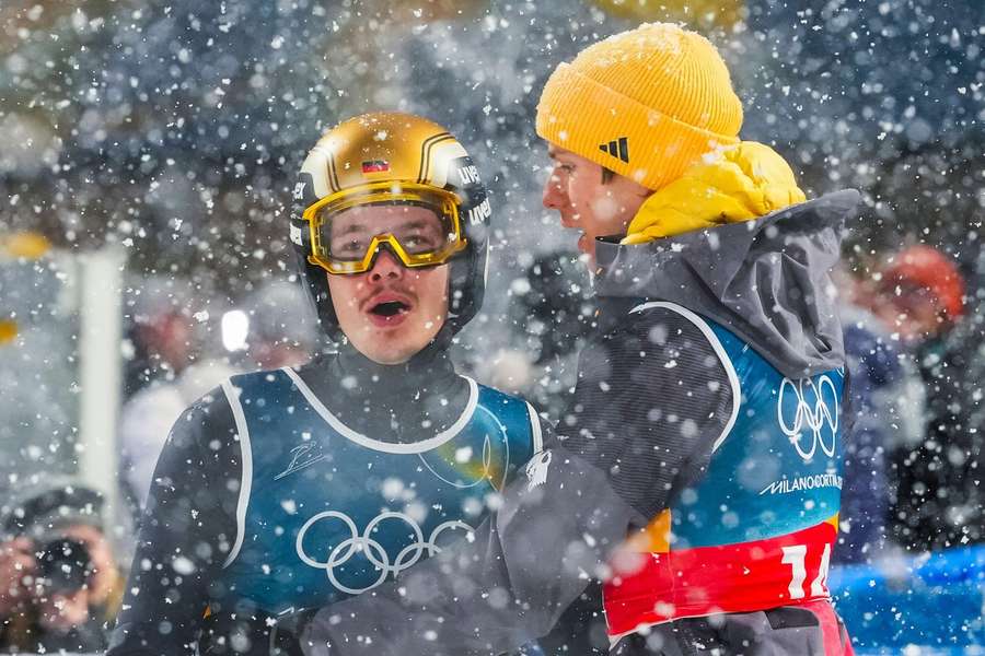 Němečtí skokané v husté sněhové vánici.