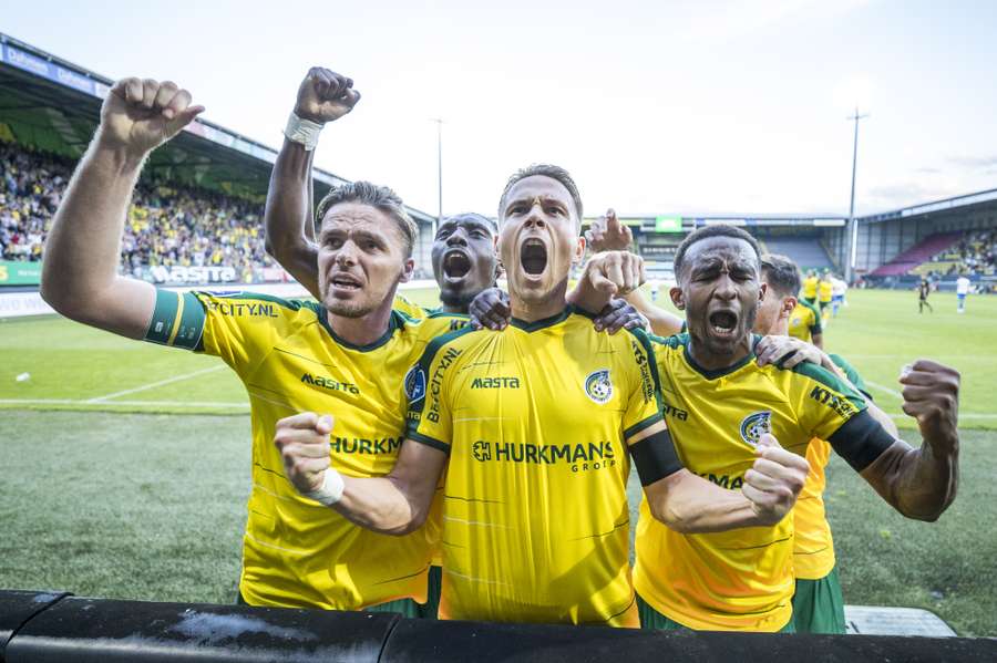 Spelers van Fortuna Sittard vieren een doelpunt, met links Rienstra