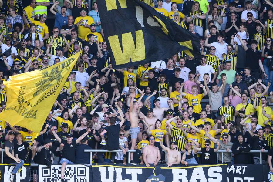 Vitesse-fans op bezoek bij sc Heerenveen