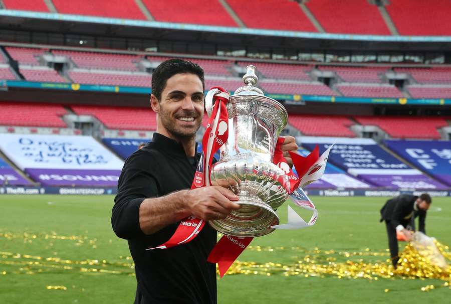Arteta com o único título da carreira: a Copa da Inglaterra de 2020 Arteta com o único título da carreira: a Copa da Inglaterra de 2020