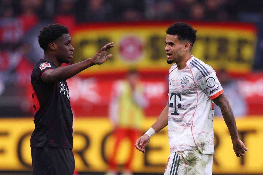 Luis Diáz traf erst zum Ausgleich, und wurde dann für eine Schwalbe vom Platz gestellt