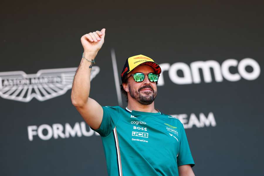 Fernando Alonso saluda a la afición española en Montmeló