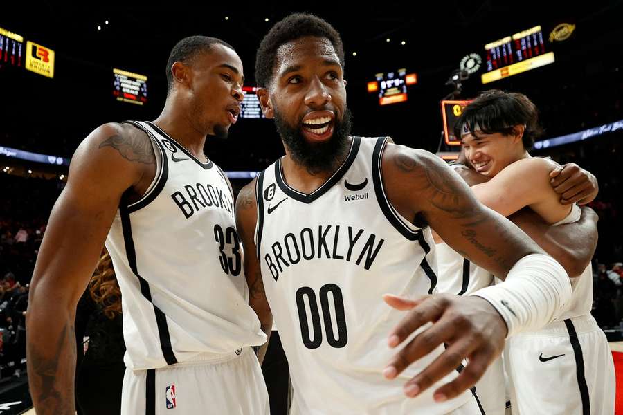 Nic Claxton (vľavo) a Royce O'Neale tešiaci sa z tesného triumfu Brooklynu.