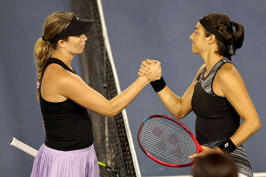 Caroline Garcia serrant la main de Danielle Collins à l'issue de ses 16emes au tournoi de San Diego.