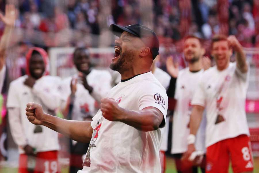 Vincent Kompanyho si oslavy titulu s fanúšikmi užil.