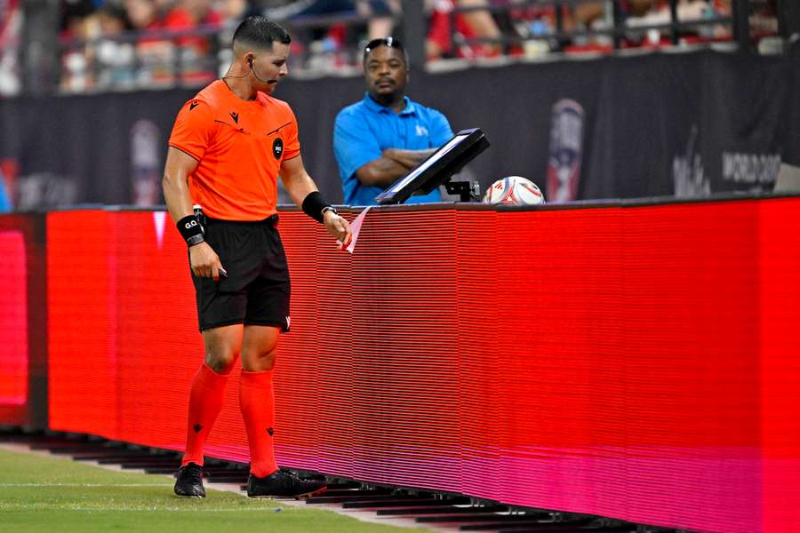 Las claves del nuevo arbitraje en la Champions 26/27