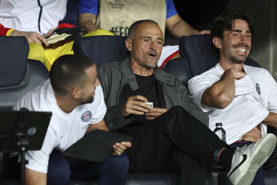 Luis Enrique y su plantilla durante el partido contra el Barça en Montjuic. 