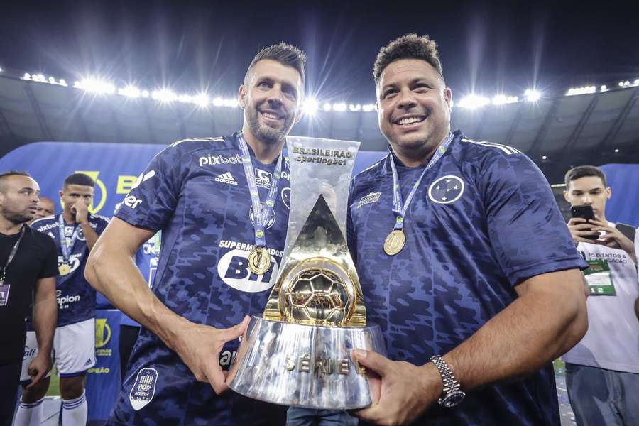 Ronaldo exibe taça de campeão da Série B ao lado do técnico uruguaio Paulo Pezzolano