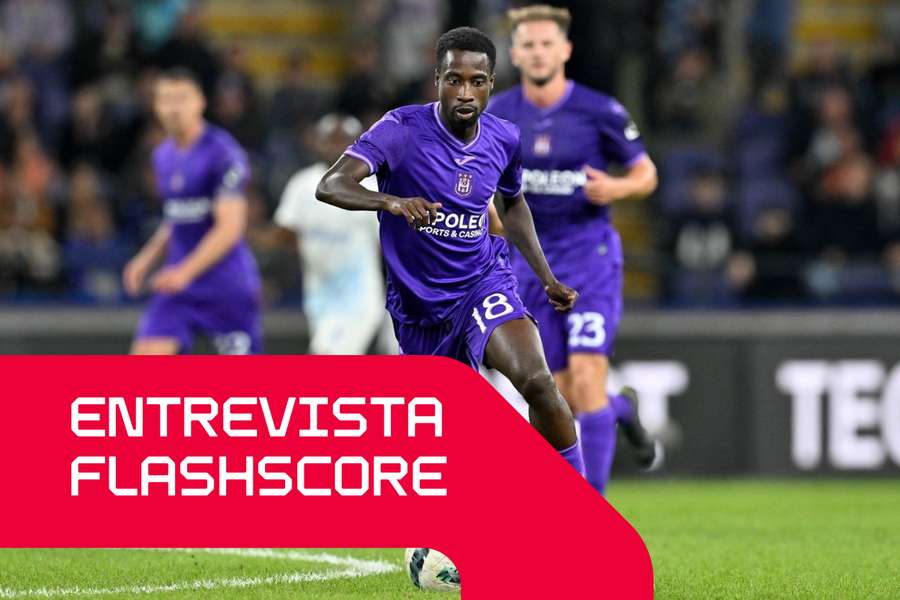 Majeed Ashimeru com o distintivo equipamento roxo do Anderlecht