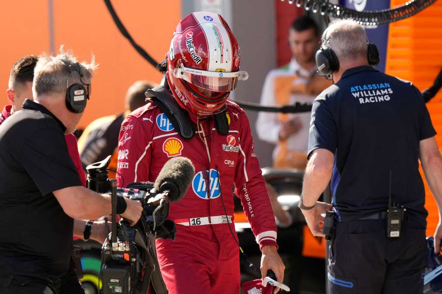 Charles Leclerc a testa bassa dopo la delusione nelle qualifiche