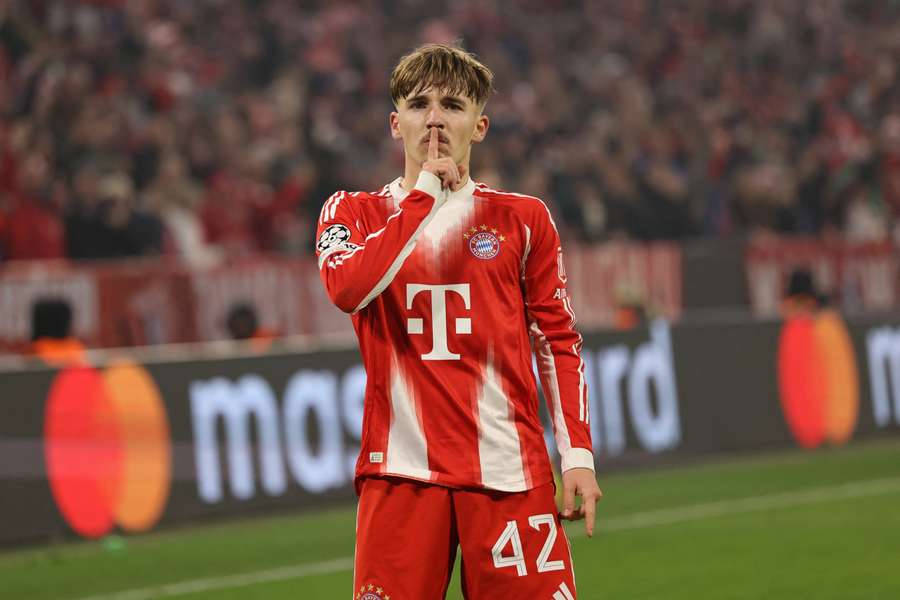 Karl Lennart, de apenas 17 anos, fez um dos gols do Bayern de Munique na partida Karl Lennart, de apenas 17 anos, fez um dos gols do Bayern de Munique na partida