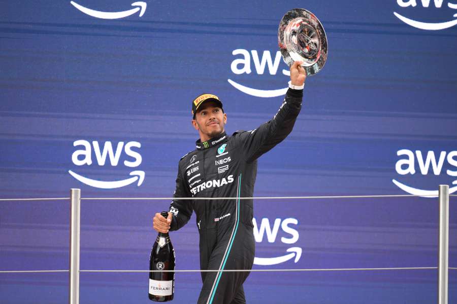 Lewis Hamilton op het podium in Barcelona