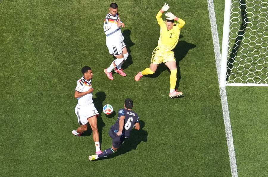 Alonso hatte die erste Chance des Spiels Alonso hatte die erste Chance des Spiels
