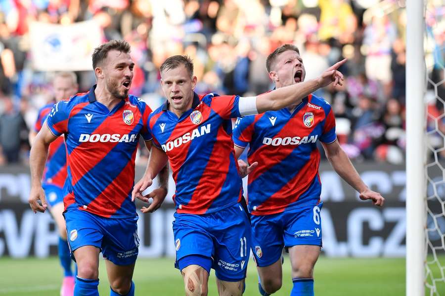 Vydra (v strede) spasil plzenskú Viktoriu. Vydra (v strede) spasil plzenskú Viktoriu.
