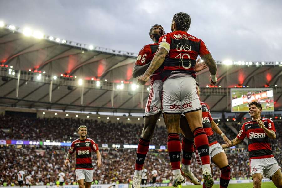 Gerson celebra gol da vitória com Gabigol em bom jogo no Rio