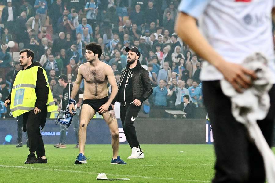 I momenti di panico alla Dacia Arena in cui gli ultras bianconeri hanno aggredito i tifosi del Napoli.