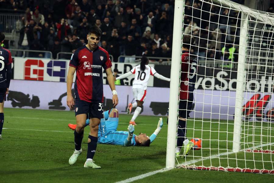 Obrana Cagliari inkasuje jediný gól utkání.