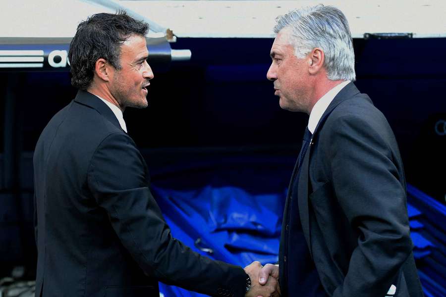 Luis Enrique (stânga) dă mâna cu Carlo Ancelotti (dreapta).