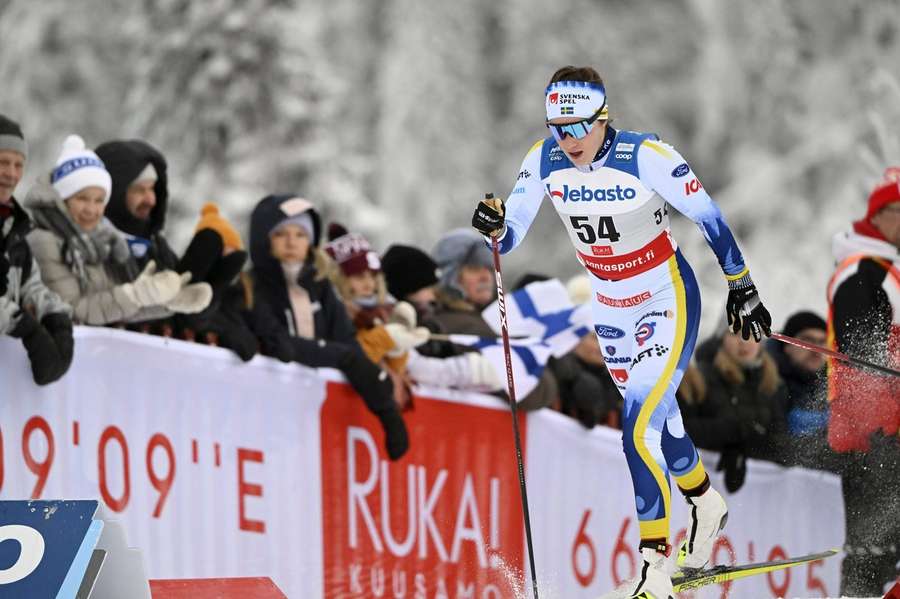 První distanční závod běžkyň na lyžích ovládla Anderssonová, mezi muži vyhrál Klaebo