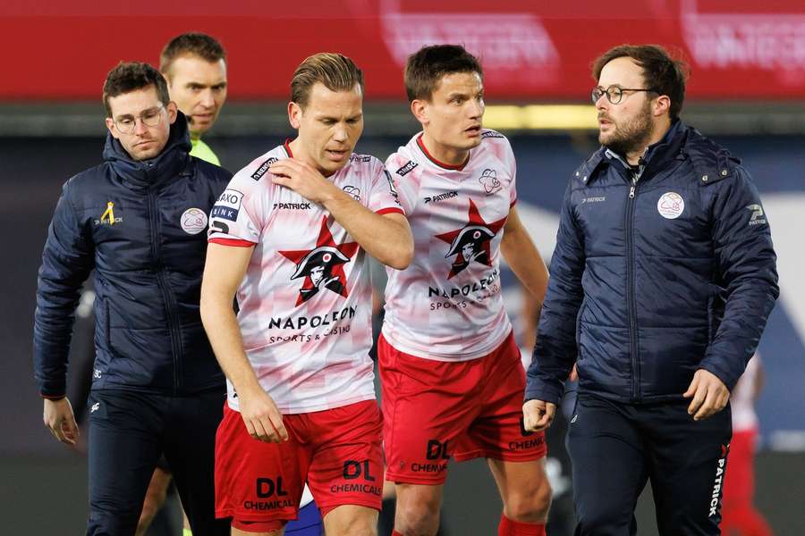 Vormer voelt aan zijn sleutelbeen terwijl hij het veld verlaat tijdens de match tegen KV Oostende op zondag