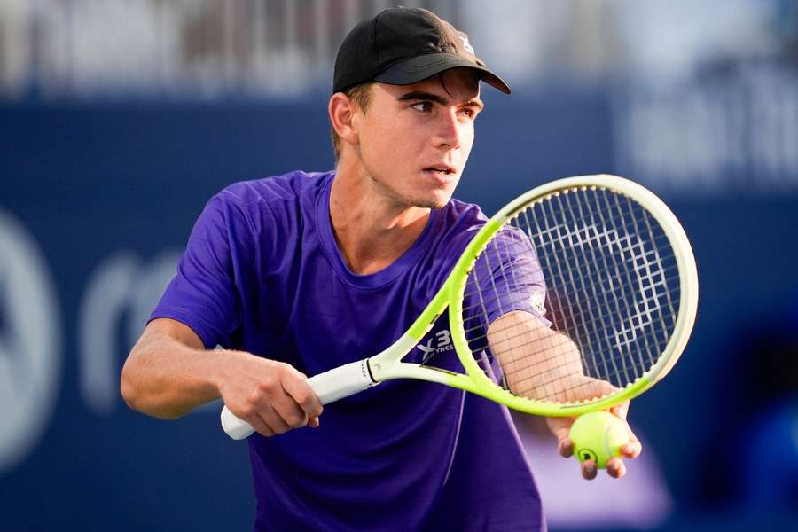 Dalibor Svrčina na turnaji ATP v Hangzhou obhajuje čtvrtfinále. Dalibor Svrčina na turnaji ATP v Hangzhou obhajuje čtvrtfinále.