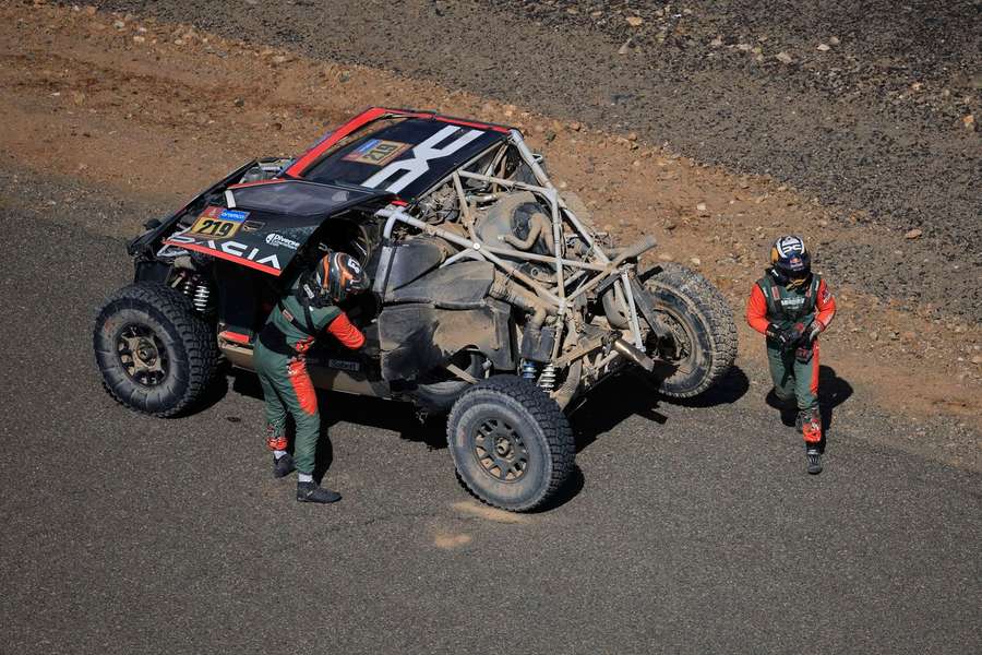 Sébastien Loeb teve acidente e ficou com danos no veículos