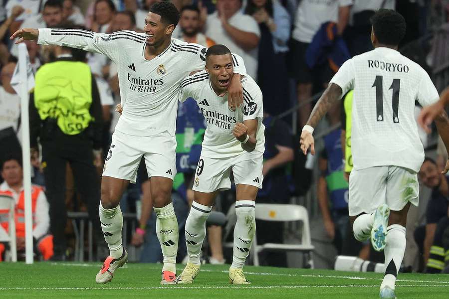 La célébration des joueurs du Real Madrid après le but de Mbappé. 