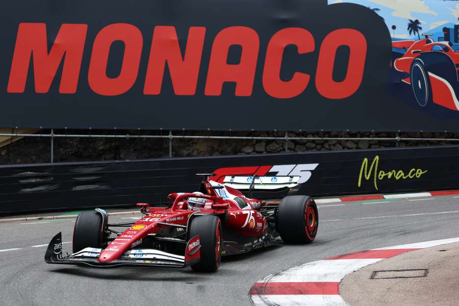 Charles Leclerc en la pista de Mónaco este viernes por la tarde.